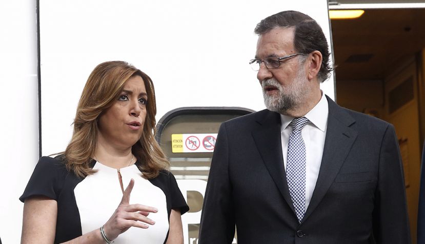 SEVILLA, 21/04/2017.- El presidente del Gobierno, Mariano Rajoy, junto a la presidenta de Andalucía, Susana Díaz, a su llegada hoy a la Estación de Santa Justa de Sevilla, donde preside un acto conmemorativo del XXV aniversario de la alta velocidad en España. EFE/Kiko Huesca