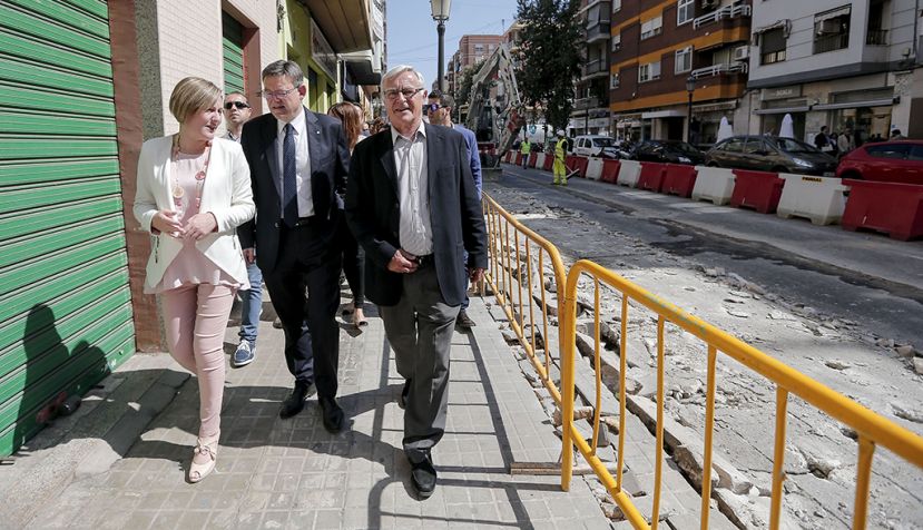 VALENCIA, 31/05/2017.- El president de la Generalitat, Ximo Puig (c), acompañado por la Consellera de Vivienda, Maria José Salvador, y por el alcalde de la ciudad, Joan Ribó, han visitado hoy las obras de renovación de las infraestructuras del Cabanyal. EFE/Manuel Bruque