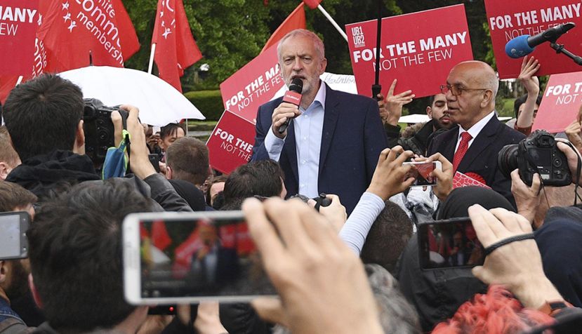 LONDRES (REINO UNIDO), 18/05/2017.- El líder laborista británico, Jeremy Corbyn (c), durante un mitin en el marco de su campaña electoral en Londres, Reino Unido, hoy 18 de mayo de 2017. EFE/Facundo Arrizabalaga