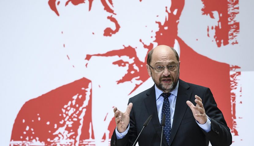 BERLÍN (ALEMANIA), 22/05/2017.- El candidato socialdemócrata, Martin Schulz , pronuncia su discurso durante la ceremonia de los Premios Gustav-Heinemann en Berlín, Alemania, hoy 22 de mayo de 2017. EFE/Clemens Bilan