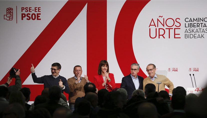 SAN SEBASTIÁN, 02/04/2017.- El candidato a las primarias del PSOE Patxi López (i), junto al que fuera secretario general de Euskadiko Ezkerra, Jon Larrinaga (2i), la secretaria general del PSE, Idoia Mendia (c), el eurodiputado y exministro Ramón Jáuregui (2d), y el exdirigente socialista Nicolás Redondo (d), durante el acto de celebración del 40 aniversario de los socialistas vascos, hoy San Sebastián. EFE/Juan Herrero