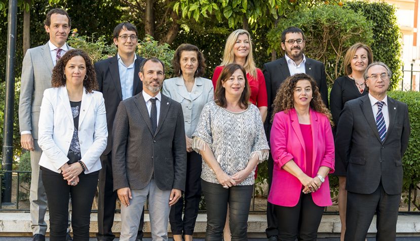 Foto de Familia posterior a la toma de posesión de la nueva consellera de Cultura, Participación y Deportes del Govern balear, Fanny Tur / EFE