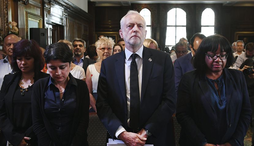 LONDRES (REINO UNIDO) 26/05/2017.- El líder del Partido Laborista, Jeremy Corbyn (c), guarda un minuto de silencio en memoria de las víctimas del atentado de Manchester antes de ofrecer un discurso durante un mitin del partido en Londres (Reino Unido) hoy, 26 de mayo de 2017. EFE/Andy Rain