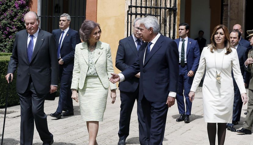 SEVILLA, 20/04/2017.- Los reyes eméritos, Don Juan Carlos (3i) y doña Sofía (c), junto al expresidente del Gobierno Felipe González (2d), la presidenta de la Junta de Andalucía, Susana Díaz (d), a su llegada hoy al Alcázar de Sevilla para presidir el acto conmemorativo del 25 aniversario de la Expo 92 que se celebró del 20 de abril al 12 de octubre de 1992 como celebración del V Centenario del Descubrimiento de América, en la isla de la Cartuja. EFE/José Manuel Vidal