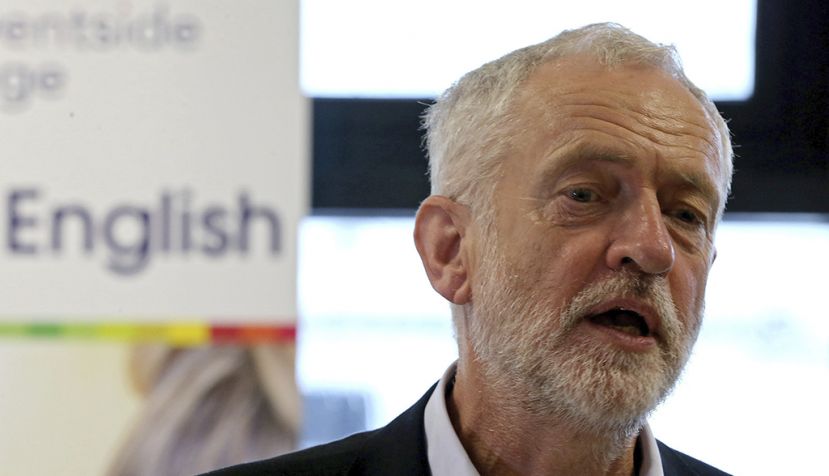 El líder del Partido Laborista, Jeremy Corbyn, habla con varios estudiantes durante su visita al Derwentside College en Consett, Reino Unido / EFE