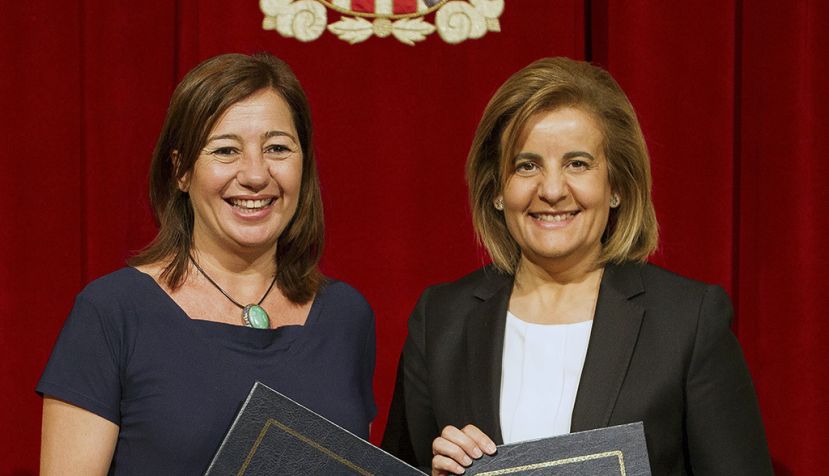 PALMA DE MALLORCA (ISLAS BALEARES) 07/06/2017.- La ministra de Empleo y Seguridad Social, Fátima Báñez (D), y la presidenta de Baleares, Francina Armengol, han firmado hoy en Palma un convenio de colaboración en materia de Inspección de Trabajo y Seguridad Social. EFE/Cati Cladera
