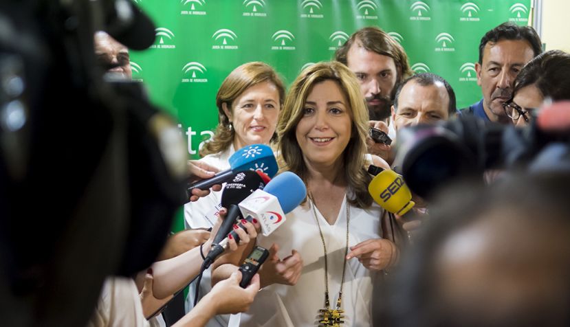SEVILLA, 02/06/2017.- La presidenta de la Junta de Andalucía y secretaria general del PSOE-A, Susana Díaz, ha confirmado hoy que dialogará a lo largo del día con el secretario general, Pedro Sánchez, dentro de la ronda de contactos que el líder socialista ha iniciado con los dirigentes territoriales para recomponer las relaciones políticas tras las primarias, en declaraciones a los periodistas en una visita al Hospital de Valme hoy en Sevilla. EFE/Raúl Caro