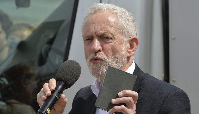 COLWYN BAY (REINO UNIDO) 07/06/2017.- El lídel del partido laborista británico, Jeremy Corbyn, da un discurso durante un acto electoral en Colwyn Bay, Gales (Reino Unido) hoy 7 de junio de 2017, como parte de la campaña de las elecciones generales que se celebrarán mañana, 8 de junio de 2017. EFE/Peter Powell